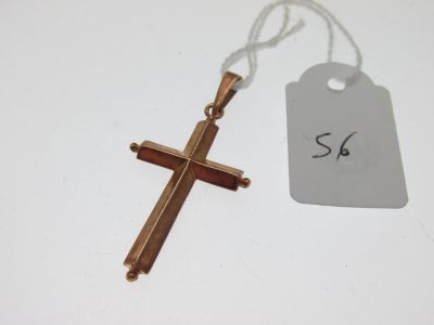 un gros plan sur une croix suspendue à un fil, avec une étiquette de prix