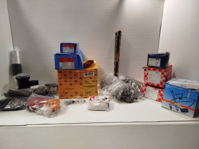 il y a beaucoup d'objets posés sur le comptoir dans la pièce