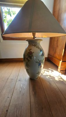 une lampe posée sur un parquet