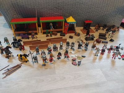 beaucoup de jouets posés sur le sol