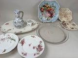 de nombreuses assiettes, tasses et un vase sur la table