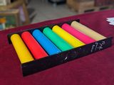 une boîte de craies de couleur posée sur une table