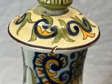 un vase muni d'un couvercle orné d'un motif