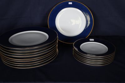 un grand nombre d'assiettes posées sur une table