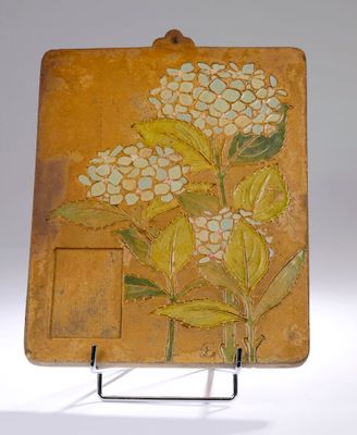 une photo d'une assiette jaune et blanche décorée de fleurs
