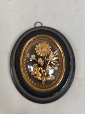 une photo d'une photo d'une horloge noire et dorée
