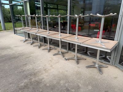 beaucoup de tables et de chaises devant un bâtiment