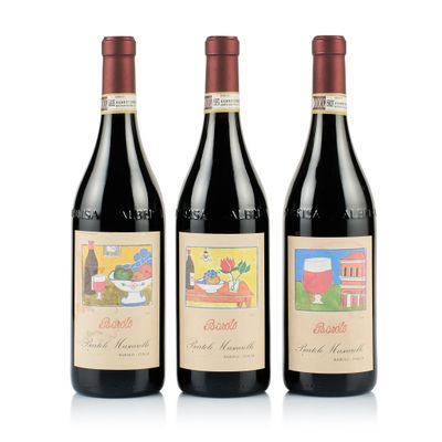 trois bouteilles de vin rouge sont posées côte à côte sur une surface blanche