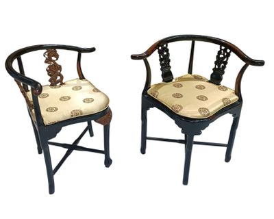 CHINE - Paire de chaises d'angle en bois laqué Coussins en s…