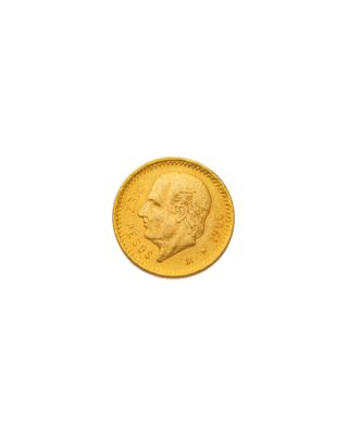 gros plan d'une pièce d'or sur fond blanc