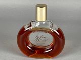 une image représentant un flacon de parfum muni d'une étiquette