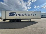 un camion semi-remorque garé dans un parking