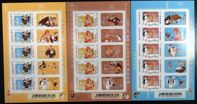 deux timbres représentant des personnages de dessins animés, posés sur une table