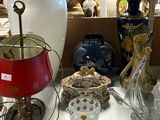 de nombreux vases et autres objets en verre posés sur une table