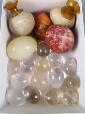 une boîte blanche remplie de billes de différentes couleurs