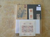 une photo montrant une collection de timbres et des timbres posés sur une table