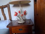 une lampe posée sur une table à côté d'un lit