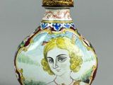 un petit vase orné d'une image représentant une femme