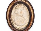 portrait d'une femme en robe blanche dans un cadre en bois