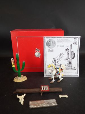 des figurines représentant un homme et une femme à cheval, avec une boîte rouge