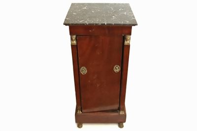 une vieille armoire en bois avec un plateau en marbre, montée sur roulettes