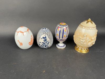 quatre types de vases différents posés les uns à côté des autres sur une table