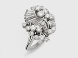 gros plan d'une bague en diamant sur fond blanc