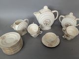 de nombreux types différents de tasses à café et de soucoupes sur la table