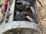 une grosse machine posée à même le sol