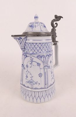 une cafetière bleue et blanche posée sur une table blanche