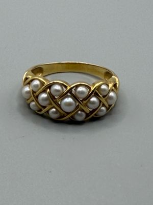 une image représentant une bague en or ornée de perles