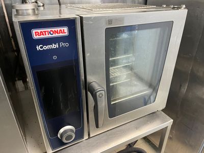 une photo d'un four professionnel posé sur une table