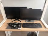 un bureau équipé de deux écrans et d'un clavier