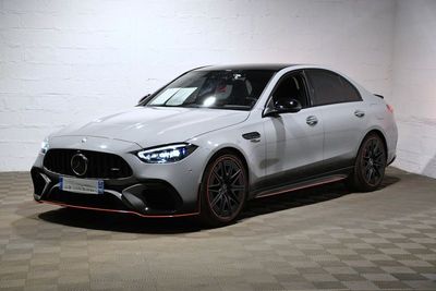 La Mercedes AMG GTS est garée dans un garage