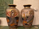 deux vases posés sur une étagère verte
