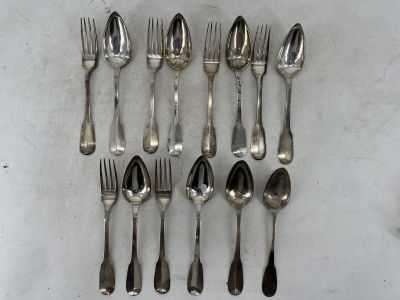 beaucoup de cuillères et de fourchettes en argent sur la table