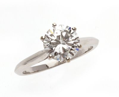 une image d'une bague en diamant sur fond blanc