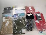 plusieurs paires de chemises pour hommes dans des sacs en plastique posés sur une table