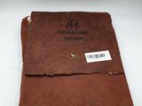 un carnet en cuir marron avec une étiquette sur la couverture