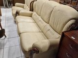 un canapé qui se trouve dans une pièce où il y a une chaise
