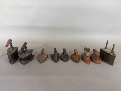 tout un tas de vieux outils qui traînent sur une table