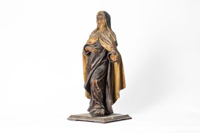 une statue représentant une femme portant un voile sur la tête