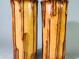 deux vases posés côte à côte sur une table