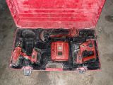 une caisse à outils rouge avec des outils sur le sol