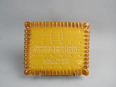 une image représentant une petite plaque jaune sur laquelle figure une inscription