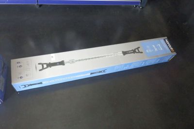une boîte bleue et une boîte noire posées sur une table noire