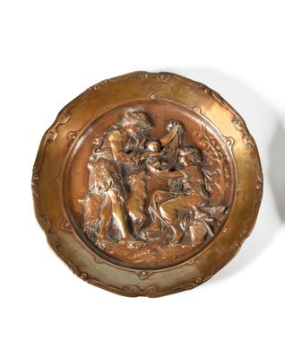 paire d'assiettes anciennes en bronze représentant une scène avec un homme et une femme dans un paysage