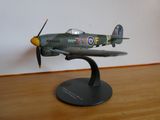 une maquette d'avion posée sur un socle, sur une table
