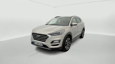 Un SUV blanc est garé dans une pièce blanche.