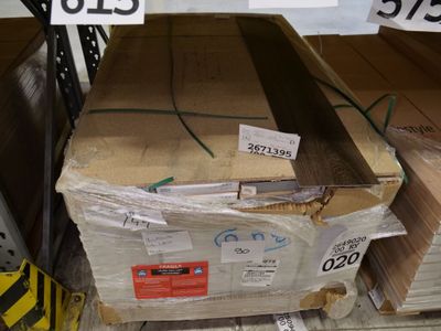 de nombreuses boîtes posées sur une étagère dans un magasin
